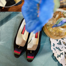 Load image into Gallery viewer, Roberta di Camerino suede heels
