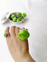 Load image into Gallery viewer, 80s Miss Piggy and Mr Frog Toy Ring
