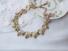 Load image into Gallery viewer, 80s Flower Details Necklace
